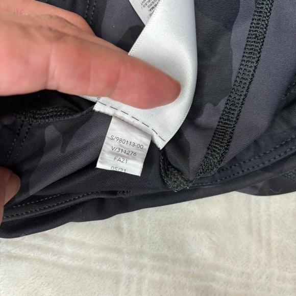 Athleta Ultimate Stash Pocket Camo 7” Short Size Small Black Gray Preowned - Picture 10 of 10